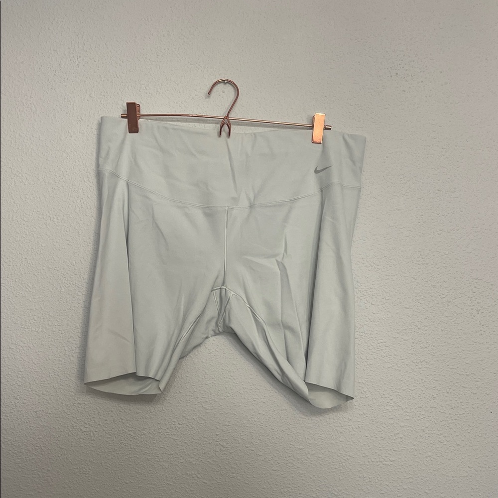 NIKE Zenvy Women's 2X Gray Athletic Shorts